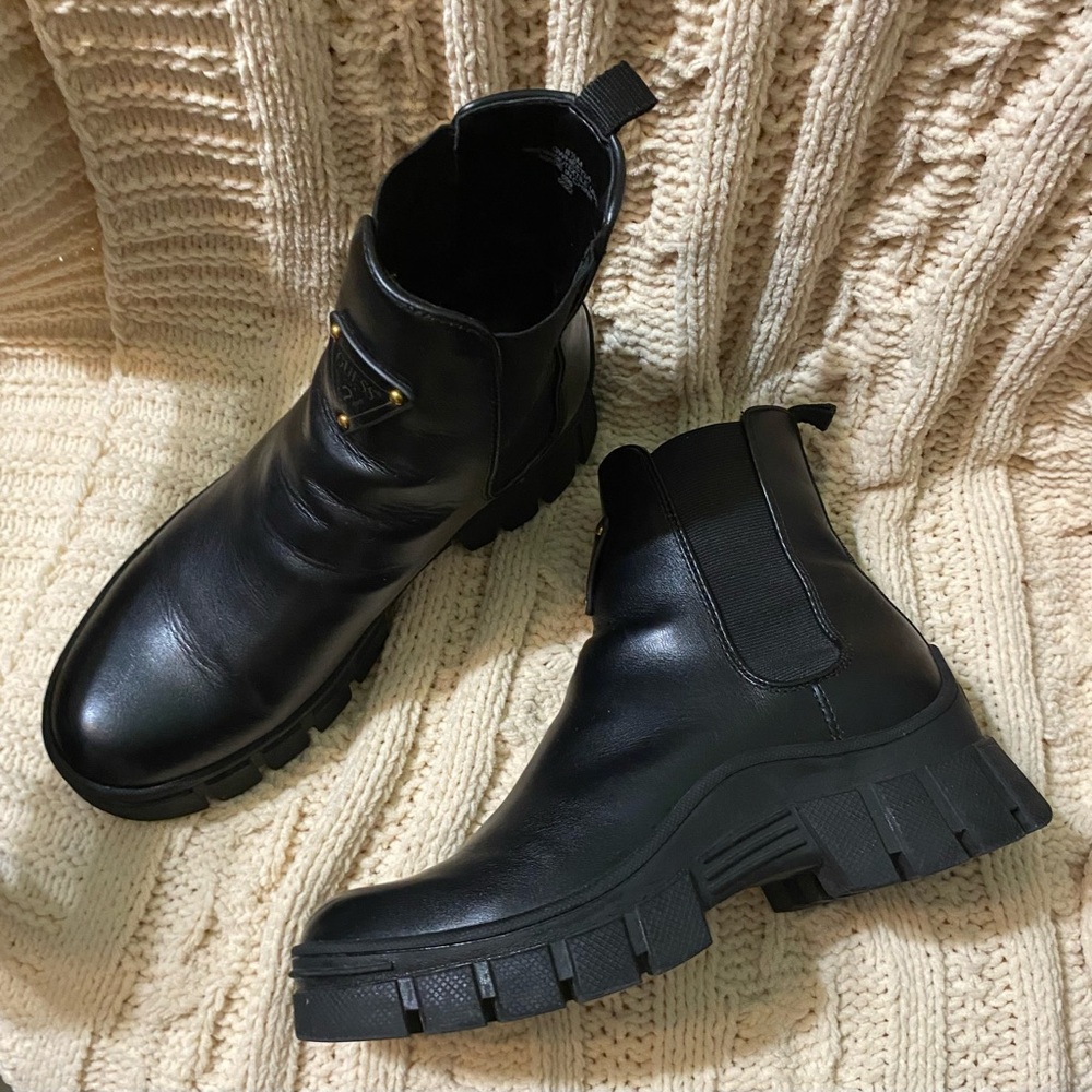Guess ankle boots size 8 1/2, black.